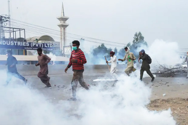 Aksi Protes Kartun Nabi Berubah Jadi Bentrokan Bersenjata di Pakistan, 4 Polisi Tewas