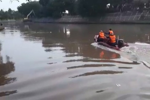 Pemuda Tenggelam di Kali Ciliwung, Petugas Damkar: Pencarian Dilanjutkan Besok