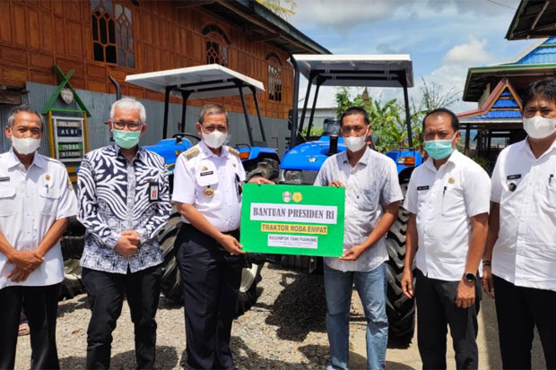 Dua Kelompok Tani di Wajo Dapat Bantuan Traktor dari Jokowi