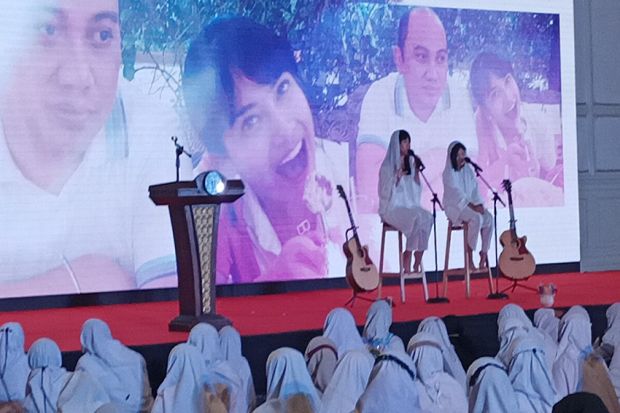 Adik Vanessa Angel Menangis Persembahkan Lagu di Acara 40 Harian sang Kakak