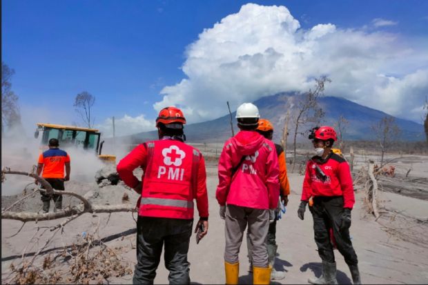 PMI Terjunkan Mahasiswa Unair Jadi Relawan Bencana Erupsi Gunung Semeru