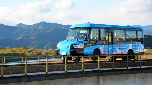 Jepang Luncurkan Mobil yang Bisa Jalan di Aspal dan Rel Kereta