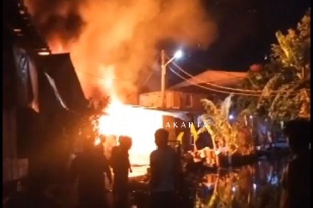 Sejumlah Rumah Semi Permanen Terbakar di Rawa Terate Cakung