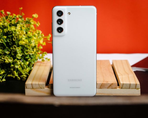 Unboxing dan Review Galaxy S21 FE 5G, Flagship Terjangkau Samsung di 2022!
