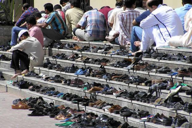Kisah Sufi Omar Khilwati: Membawa Sepatu ke Masjid