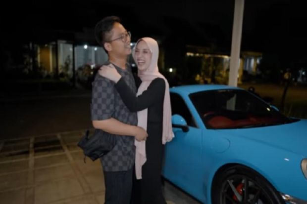 So Sweet! Crazy Rich Bandung Hadiahi Istrinya Video Klip hingga Mobil Porsche Rp4 Miliar