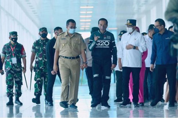 Jokowi Tampil Sporty saat Kunjungi Lombok, Netizen: Jaketnya Beli di Mana Pak?