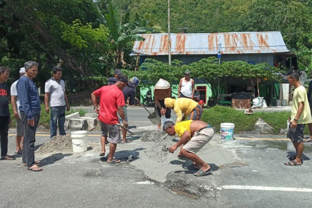 Pemkab dan Warga Barru Turun Tangan Tambal Jalan Trans Sulawesi yang Rusak