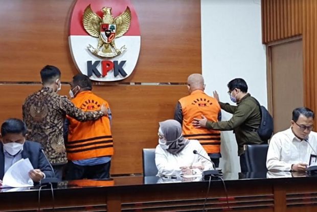 KPK Tahan Dua Tersangka Dugaan Korupsi di Kabupaten Buru Selatan