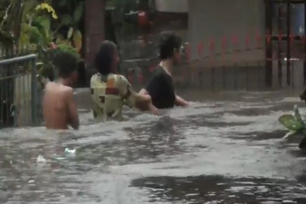 Banjir Setinggi 1,5 Meter Terjang Permukiman Padat, Paksa Warga di Bukittinggi Mengungsi