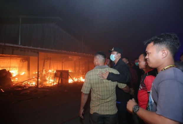Damkar Demak dan Kudus Ikut Jinakkan Api di Relokasi Pasar Johar