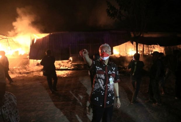 Kebakaran Pasar Johar Semarang Jadi Tontonan Warga, Gubernur Ganjar: Minggir Mas