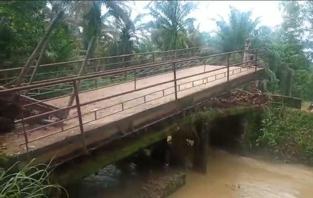 Jembatan Penghubung Ambruk, Aktivitas Warga Desa di OKI Lumpuh