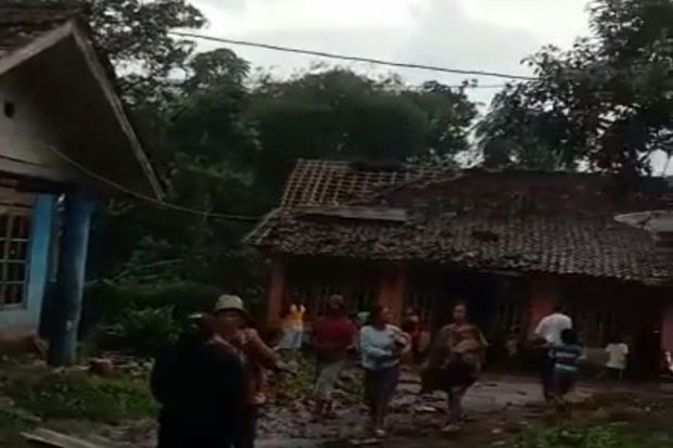 Diterjang Angin Puting Beliung, Puluhan Rumah Warga Getasan Semarang Rusak