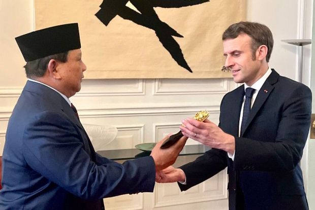 Usai Bertemu 4 Mata, Prabowo Hadiahkan Presiden Prancis Keris Bali