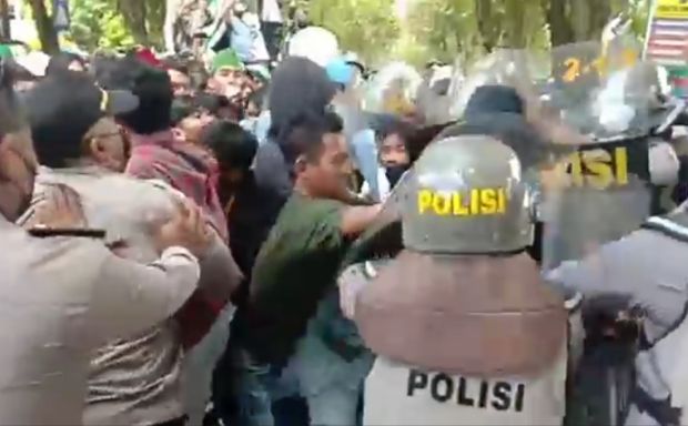 Geruduk Polres Sumenep, Massa HMI Terlibat Adu Jotos dengan Polisi