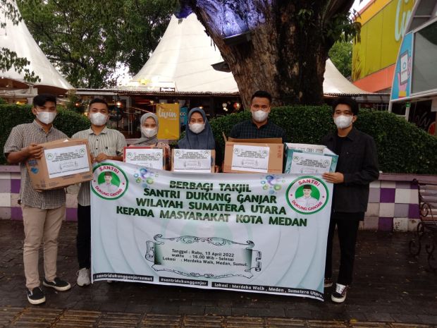 Peduli Masyarakat Sekitar, Santri Dukung Ganjar Sumut Bagikan 200 Takjil di Medan