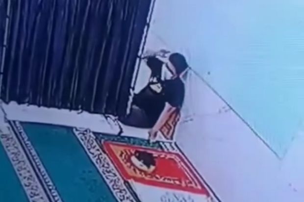 Jamaah Buka Puasa, Pria Ini Malah Kesempatan Curi Handphone Bocah di Masjid