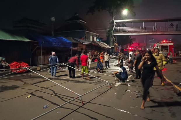 Tenda Darurat untuk Korban Kebakaran di Dekat Pasar Gembrong Didirikan