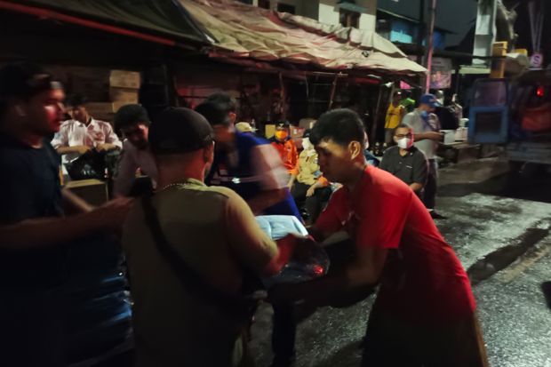 100 Kepala Keluarga Mengungsi Akibat Kebakaran di Dekat Pasar Gembrong
