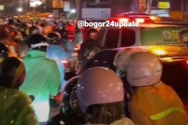 Jalan Raya Tajur Bogor Lumpuh Total, Ambulans Ikut Terjebak