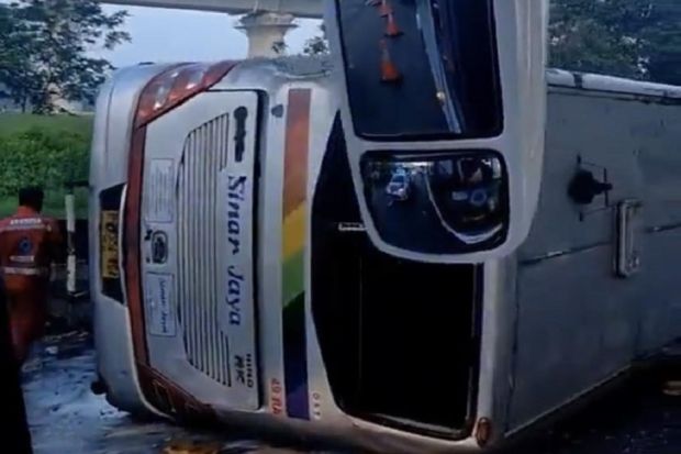 Bus Pemudik Menuju Jakarta Terguling di Tol Japek, 9 Orang Luka Ringan