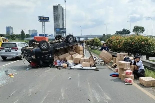 Diduga Pecah Ban, Mobil Pikap Terguling di Tol Tangerang