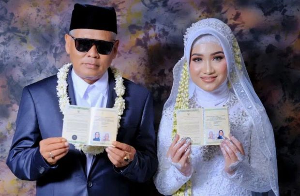 Resmi Menikah, Kakek Sondani Boyong Via ke Desa Arjawinangun