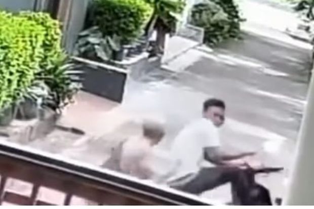 Pukul Maling hingga Terjungkal, Kakek Ini Gagalkan Pencurian Motor di Bekasi