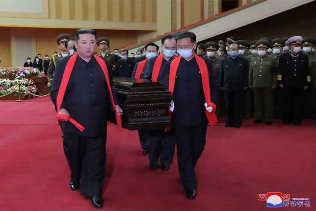 Kim Jong-un Ikut Angkat Peti Mati di Pemakaman Perwira Militer Korut