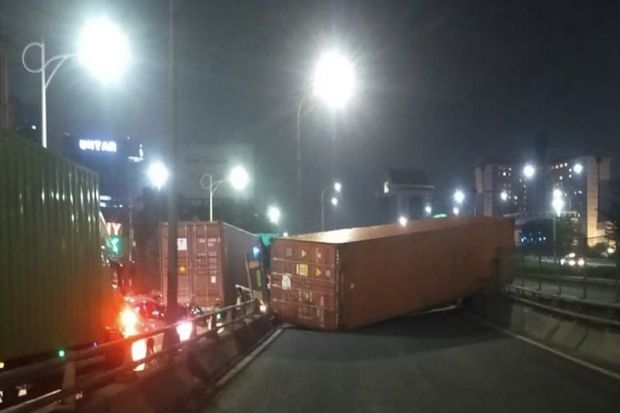 Truk Terguling di Flyover Latumenten Picu Kemacetan, Polisi Lakukan Pengalihan