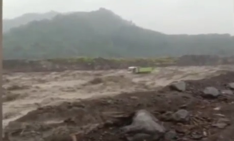 Nekat Beraktivitas, Truk Pasir Terseret Banjir Lahar Dingin Gunung Semeru