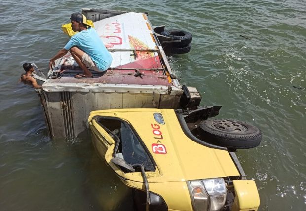 Mobil Boks Pengangkut Sembako Toko Modern Terjun Ke Laut di Kota Bima