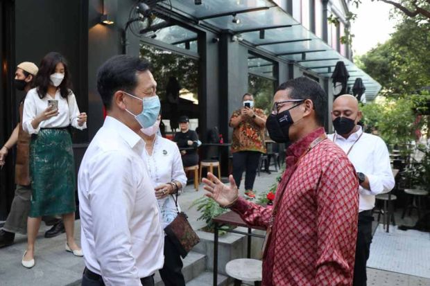 Sandiaga Uno Temui Menkes Singapura Yakinkan Covid-19 Indonesia Tertangani Baik