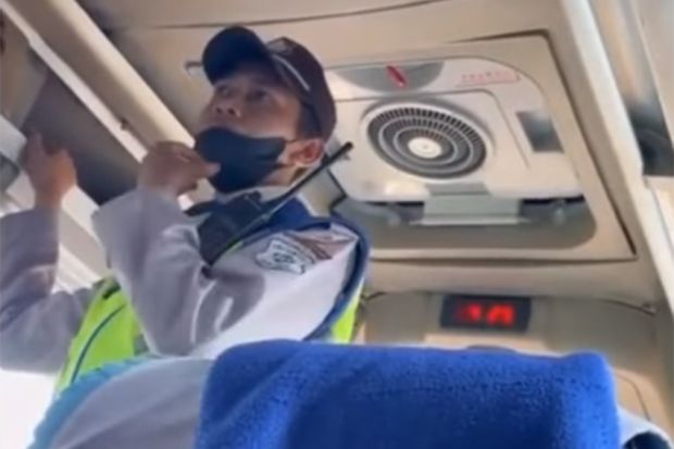 Viral! Bus Ditahan Petugas Gara-Gara Kotoran Jatuh di SPBU, Seluruh Penumpang Kena Denda