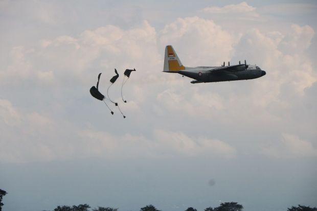 Siang Malam Pesawat TNI AU dan AS Lemparkan Perbekalan dari Udara
