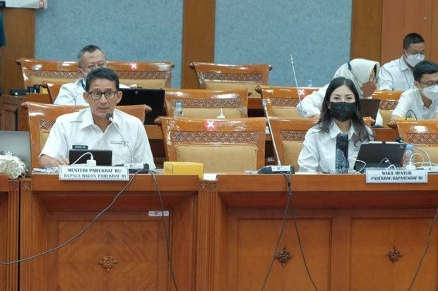Sandiaga dan Angela Bahas Pemulihan Parekraf Melalui Desa Wisata & Kampung Tematik dengan DPR RI