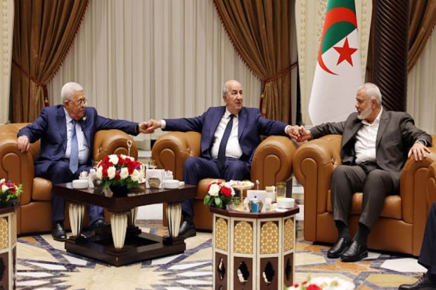 Langka, Presiden Palestina Bertemu dengan Pemimpin Hamas di Aljazair