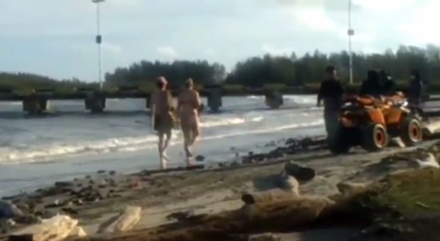 Viral! Sepasang Bule Berbikini di Pantai Pulo Sarok Aceh Singkil Bikin Geger