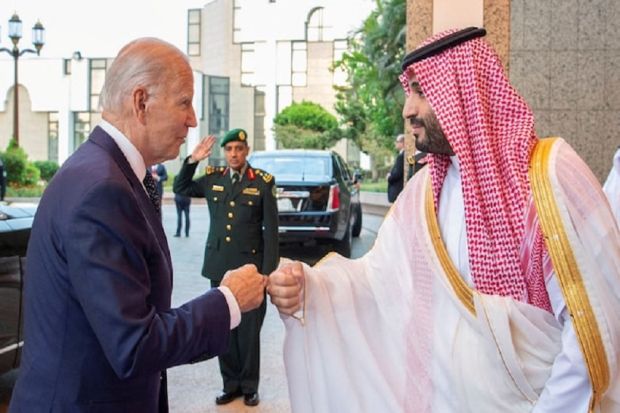 Biden dan Pangeran Mohammed bin Salman Tos Tinju Tanpa Bicara