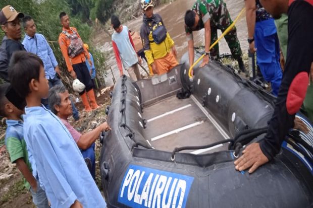 Jembatan Gantung Penghubung 2 Kecamatan di Garut Putus Diterjang Banjir, 1 Perahu Karet Disiagakan