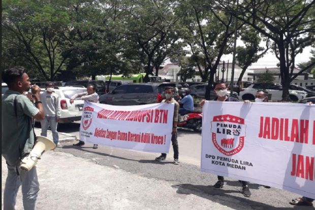Gelar Unjuk Rasa, Pemuda Lira Kota Medan Hadiahi Kejati Sumut Manekin Berdaster