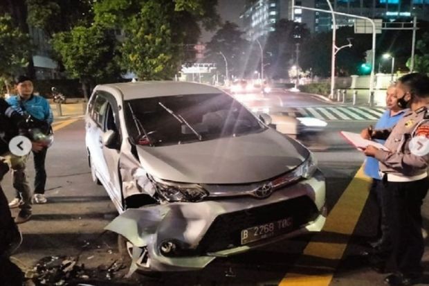 2 Mobil Kecelakaan di Depan Rumah Sakit Carolus