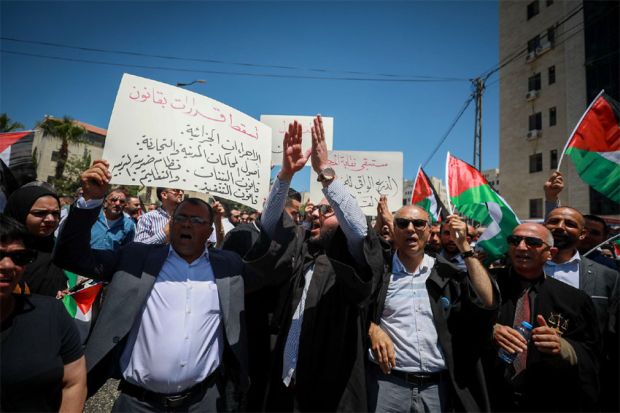 Ratusan Pengacara Palestina Turun ke Jalan, Demo Presiden Abbas