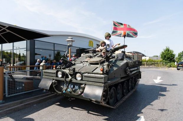 Kendarai Tank Buat Belanja, Pria Ini Bikin Geger Kota di Inggris