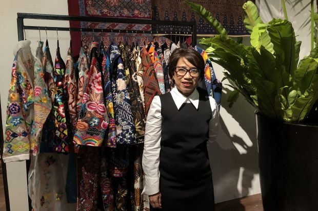 Desainer Indonesia Ini Lestarikan Wastra Nusantara Lewat Bordir