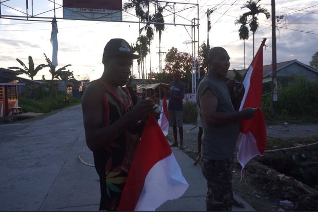 Jalanan Timika Meriah, Pemuda Suku Kamoro Penuh Semangat Pasang Bendera Marah Putih