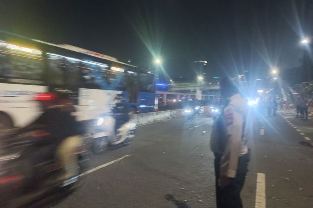 [Berita]Massa Buruh Bubarkan Diri, Jalan Depan Gedung DPR Kembali Dibuka