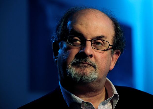 Ögonvittnen säger att Salman Rushdie knivhöggs 10-15 gånger, detta är den senaste utvecklingen
