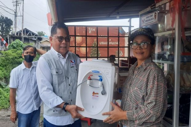 Dukung Kemajuan UMKM, Partai Perindo Berbagi Dispenser di Manado